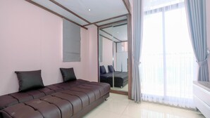 Un dormitorio moderno con una cama grande, un sofá y un ventanal corredera que da a un balcón.