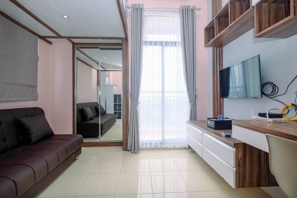 Minimalist and Comfy Studio Dave Apartment By Travelio