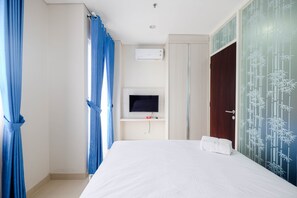 Room | 1 bedroom, desk, free WiFi, bed sheets - Cozy and Modern 1BR Apartment at Atlanta Residences By Travelio (Depok)