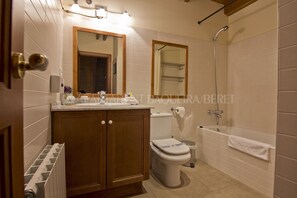 Bathtub, towels
