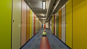 A hotel corridor with colorful lockers and a central walkway. - Sendrosa - Val de Ruda (Baqueira)