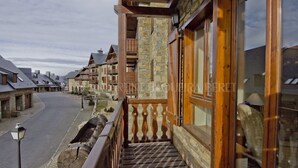 A traditional European street with wooden buildings, a stone staircase, and a view of the street. - Solana - Pleta de Nheu (Naut Aran)
