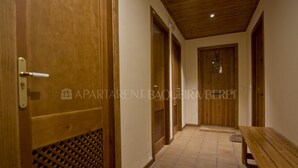 A hallway with wooden doors and a bench. - Solana - Pleta de Nheu (Naut Aran)