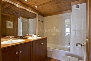Bathtub, towels