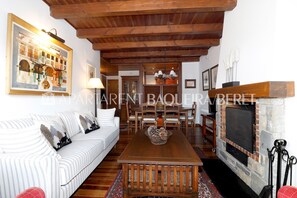 TV, fireplace, stereo