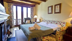 A hotel room with a bed, a chair, a table, and a lamp. - Azor - Pleta de Nheu (Naut Aran)