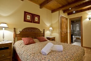 2 slaapkamers, een bureau, beddengoed