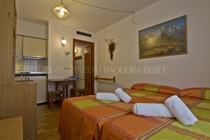 Escritorio, wifi gratis y ropa de cama 