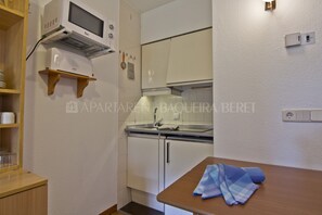 Refrigerador, microondas, horno y cafetera y tetera 