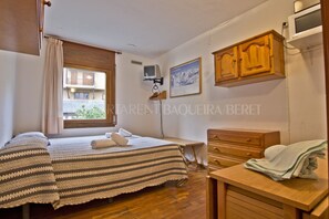 Escritorio, wifi gratis y ropa de cama 