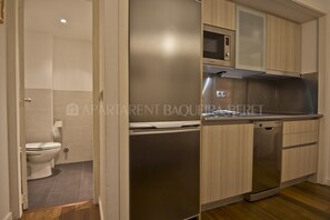 Jääkaappi, mikroaaltouuni, astianpesukone, kahvin-/teenkeitin