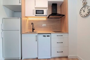 Kühlschrank, Mikrowelle, Wasserkocher mit Kaffee-/Teezubehör, Toaster