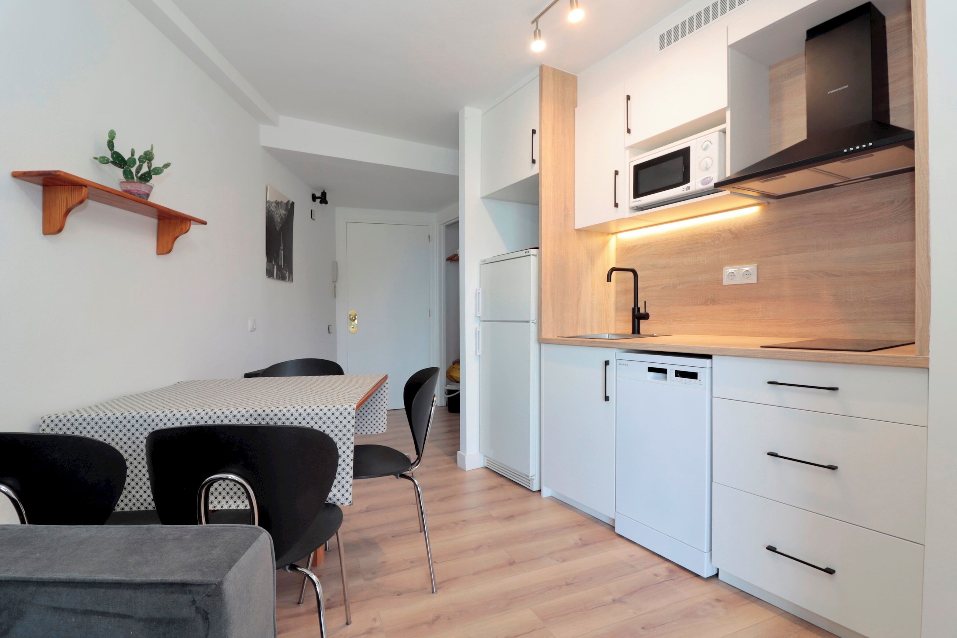 Kjøleskap, mikrobølgeovn, kaffetrakter/tekoker og brødrister