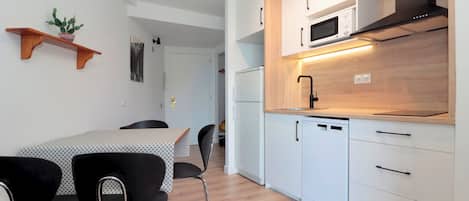 Kylskåp, mikrovågsugn, kaffe- och tebryggare och brödrost