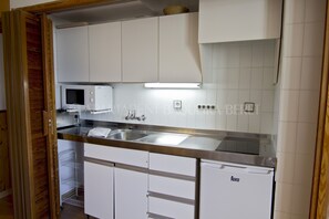 Refrigerador, microondas, cafetera y tetera y tostadora 