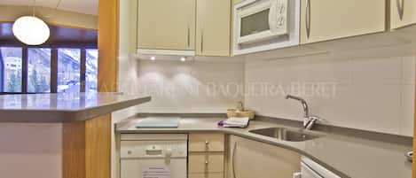 Fridge, microwave, dishwasher, coffee/tea maker