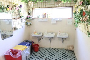 本館202洋室親子ベッド (トイレ・シャワー共同) | 羽毛の掛け布団、WiFi (無料)