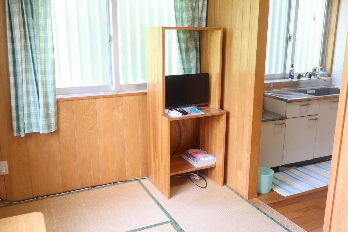 Annex 102: Japanese-style room with mini-kitchen, 6 tatami mats 9.28 m^2 (shared toilet and shower) | Down comforters, WiFi (free)