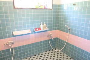 Shower, rainfall showerhead, hair dryer, towels - Minshuku Robinson (Zamami)