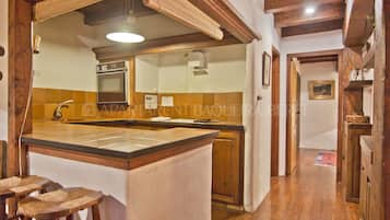 Frigorífico, microondas, cafetera o tetera y tostadora