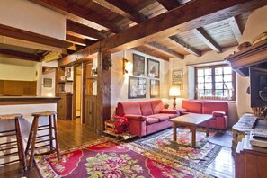 Televisión y chimenea 