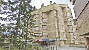 A multi-story building with a pharmacy on the ground floor. - Irissa - Edificio Campalias (Baqueira)