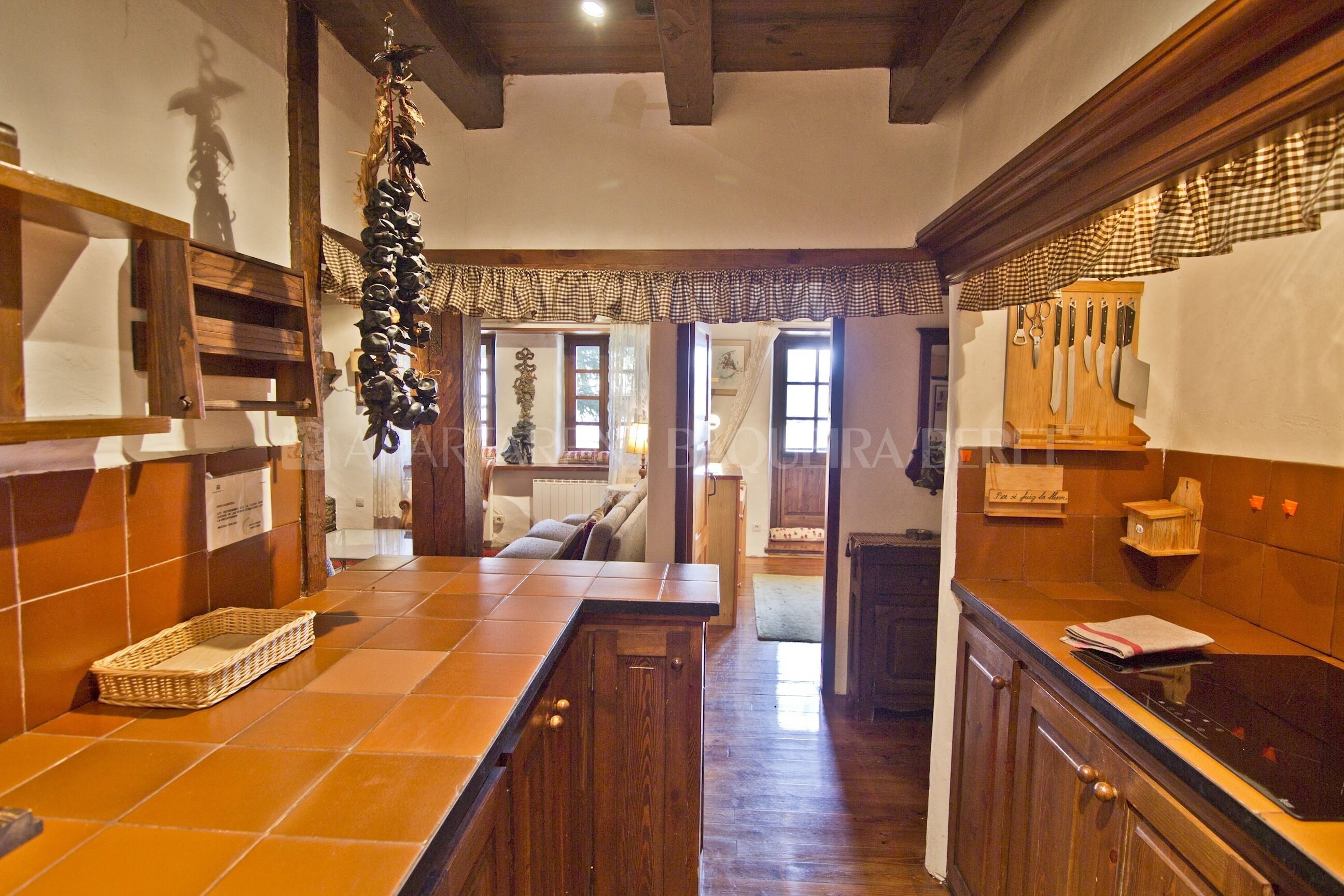 Frigorífico, microondas, horno y lavavajillas