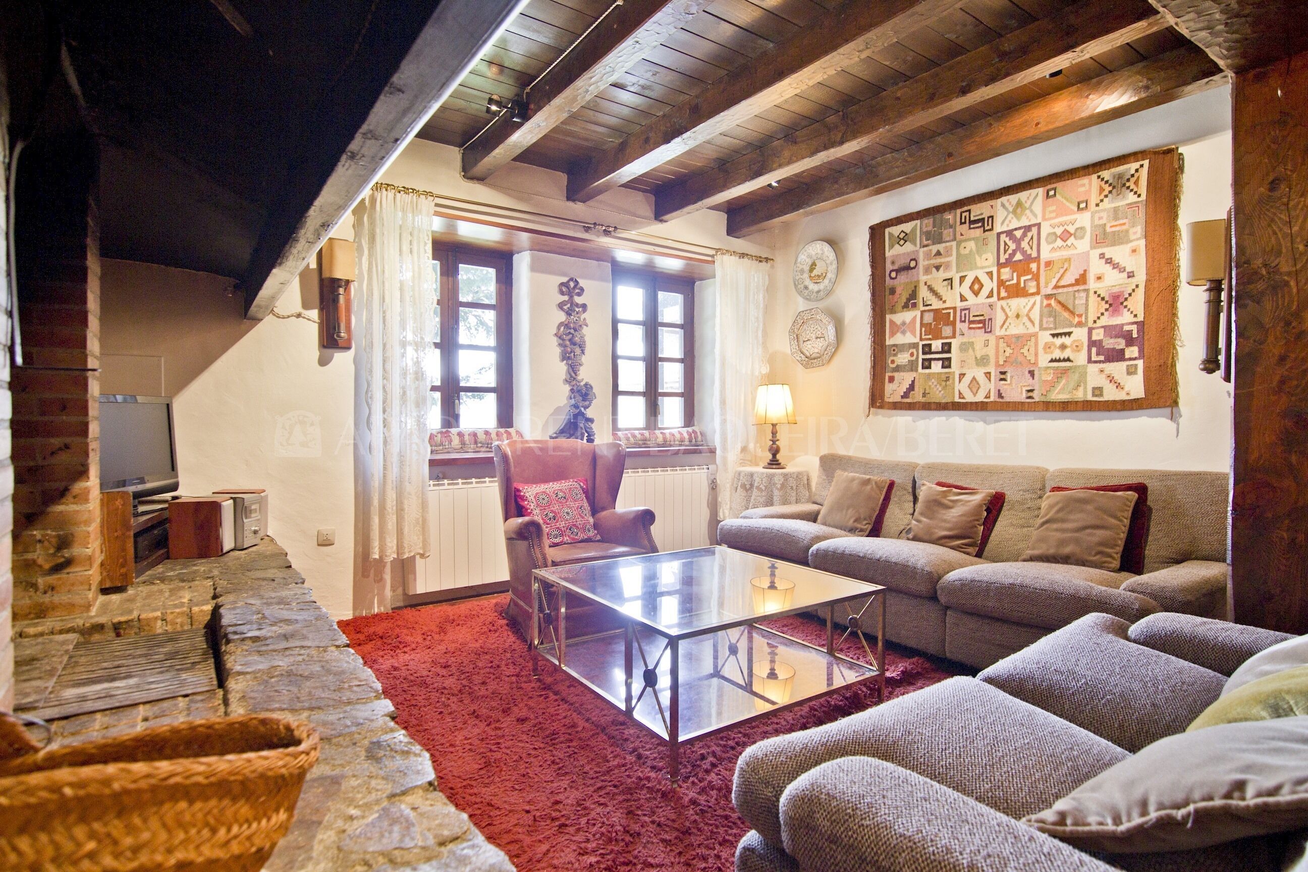 Una televisión, una chimenea