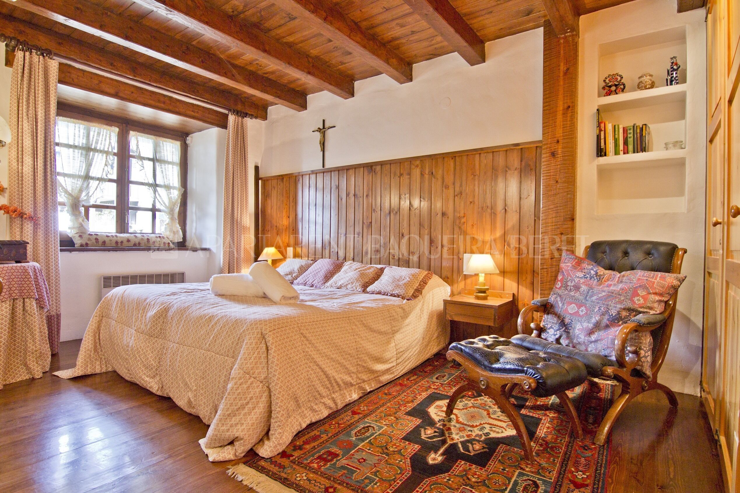 3 habitaciones, escritorio y ropa de cama 