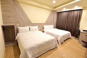 Quadruple Room | Desk, blackout drapes, free WiFi, bed sheets