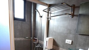 A modern bathroom with a shower, toilet, and sink. - Shui Yifang B&B (Magong)