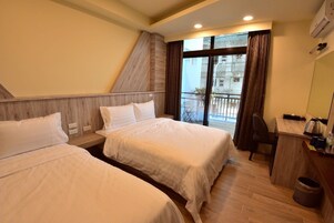 四人房 | 办公桌、遮光窗帘、免费 WiFi、床单