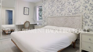 Un dormitorio con cama, mesita de noche y espejo.