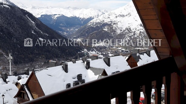 A snowy mountain landscape with a view of a village. - Cumbres - Nin de Beret (Baqueira)