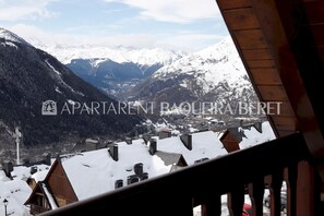 Un paysage de montagne enneigé avec vue sur un village.