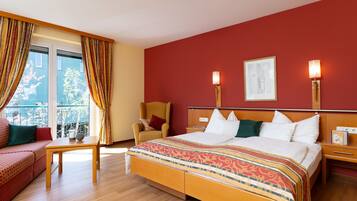 Deluxe Double or Twin Room | Minibar, individually decorated, individually furnished, soundproofing