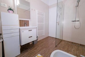 Classic Apartment (Two bedroom apartment) | Bathroom | Shower, slippers, towels - Apartment Fredi (Piran)