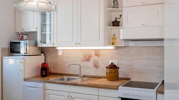 Apartment (Two bedroom apartment) | Private kitchen | Fridge, cookware/dishes/utensils