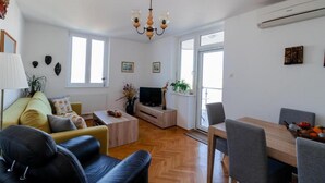 クラシック アパートメント (Two bedroom apartment) | リビングルーム | テレビ