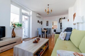 クラシック アパートメント (Two bedroom apartment) | リビングルーム | テレビ