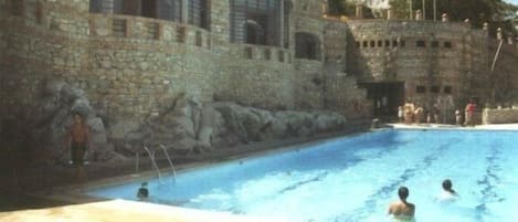 حمام سباحة