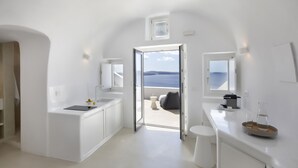 Ein modernes, weißes Interieur mit einem Balkon mit Blick auf eine reizvolle Aussicht.