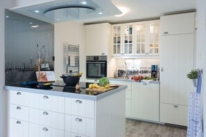 Kjøleskap, ovn, kokeplater og oppvaskmaskin