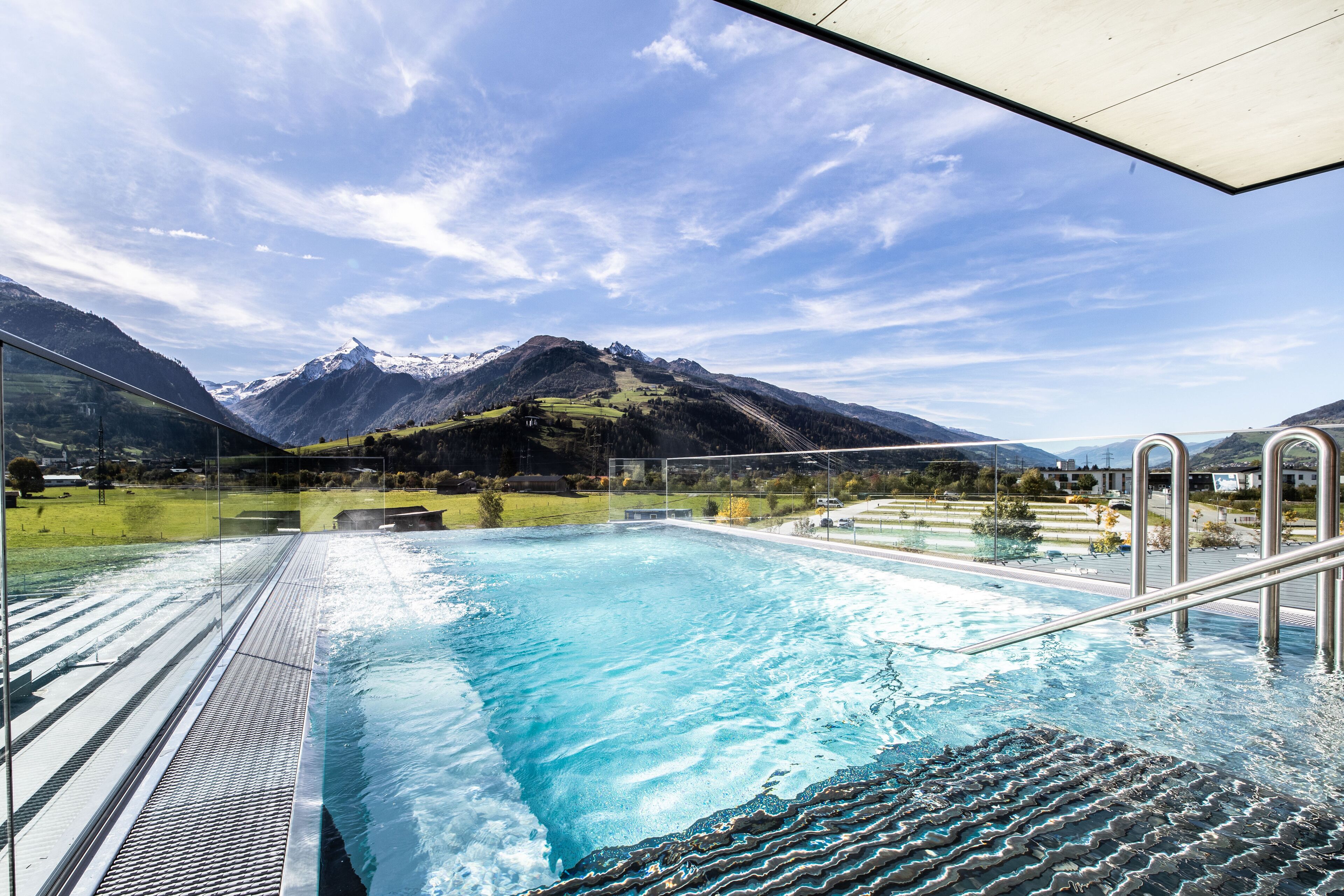 5 Innenpools, 5 Außenpools, Sonnenschirme, Liegestühle
