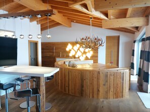 Penthouse (88 inkl. Tauern Spa) | Area keluarga | Televisi 55-inci dengan saluran TV digital