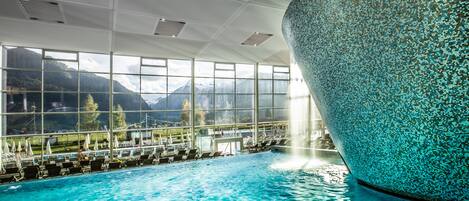 5 piscines couvertes, 5 piscines extérieures, parasols de plage