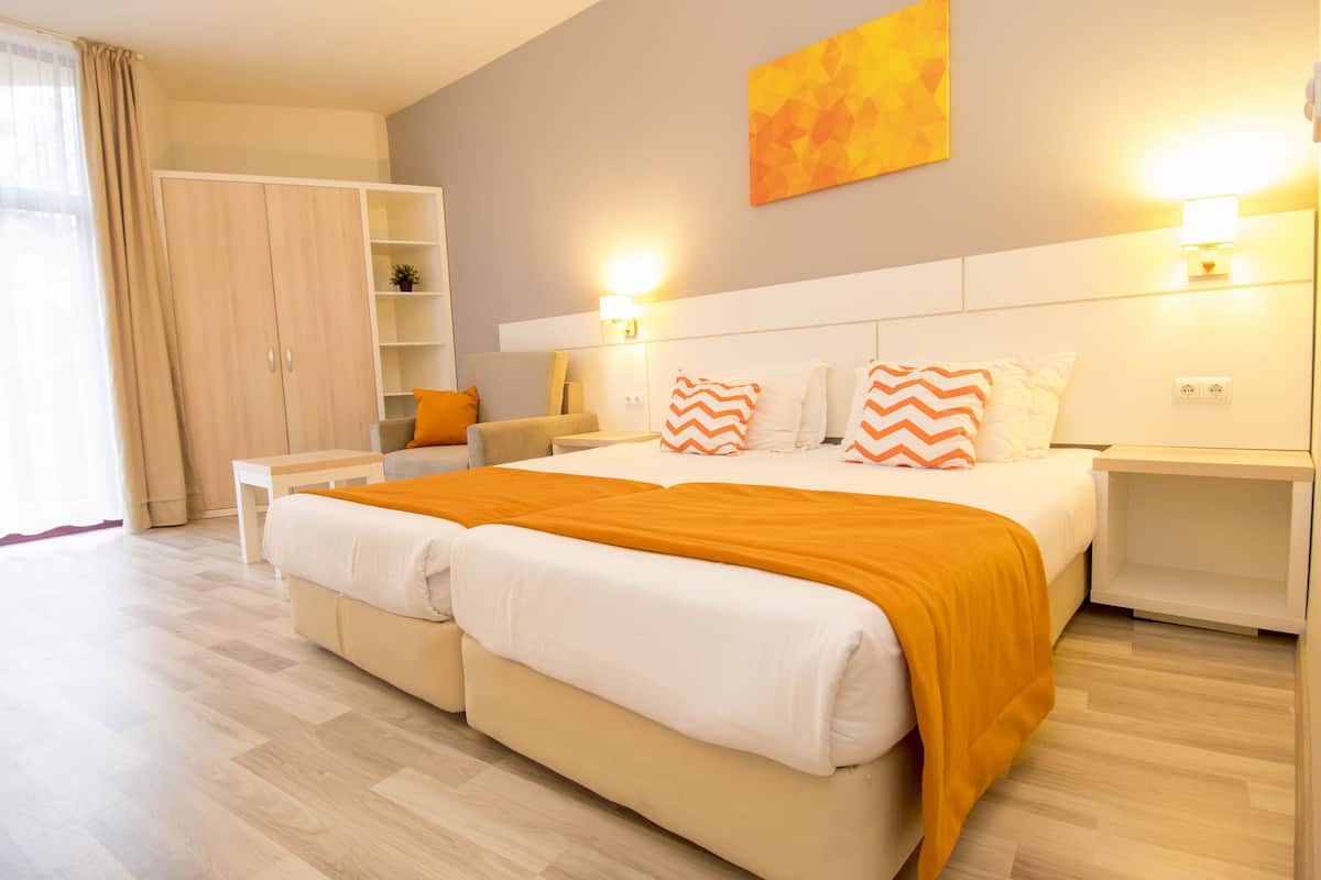 Zweibettzimmer, Balkon | Schreibtisch, kostenlose Babybetten, kostenloses WLAN, Bettwäsche