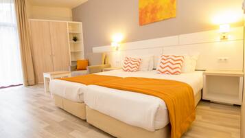 Quarto duplo, sacada | Escrivaninha, berços grátis, Wi-Fi de cortesia, roupa de cama