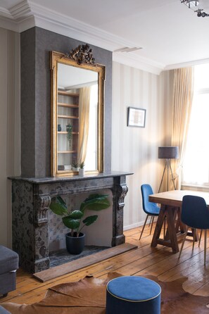 City-Apartment (R18 - 1) | Wohnzimmer | 42-Zoll-Smart-TV mit Satellitenempfang, Fernseher, Netflix