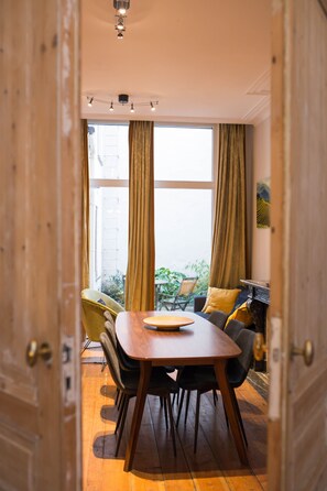 City-Apartment (R18 - GF) | Wohnzimmer | 42-Zoll-Smart-TV mit Satellitenempfang, Fernseher, Netflix